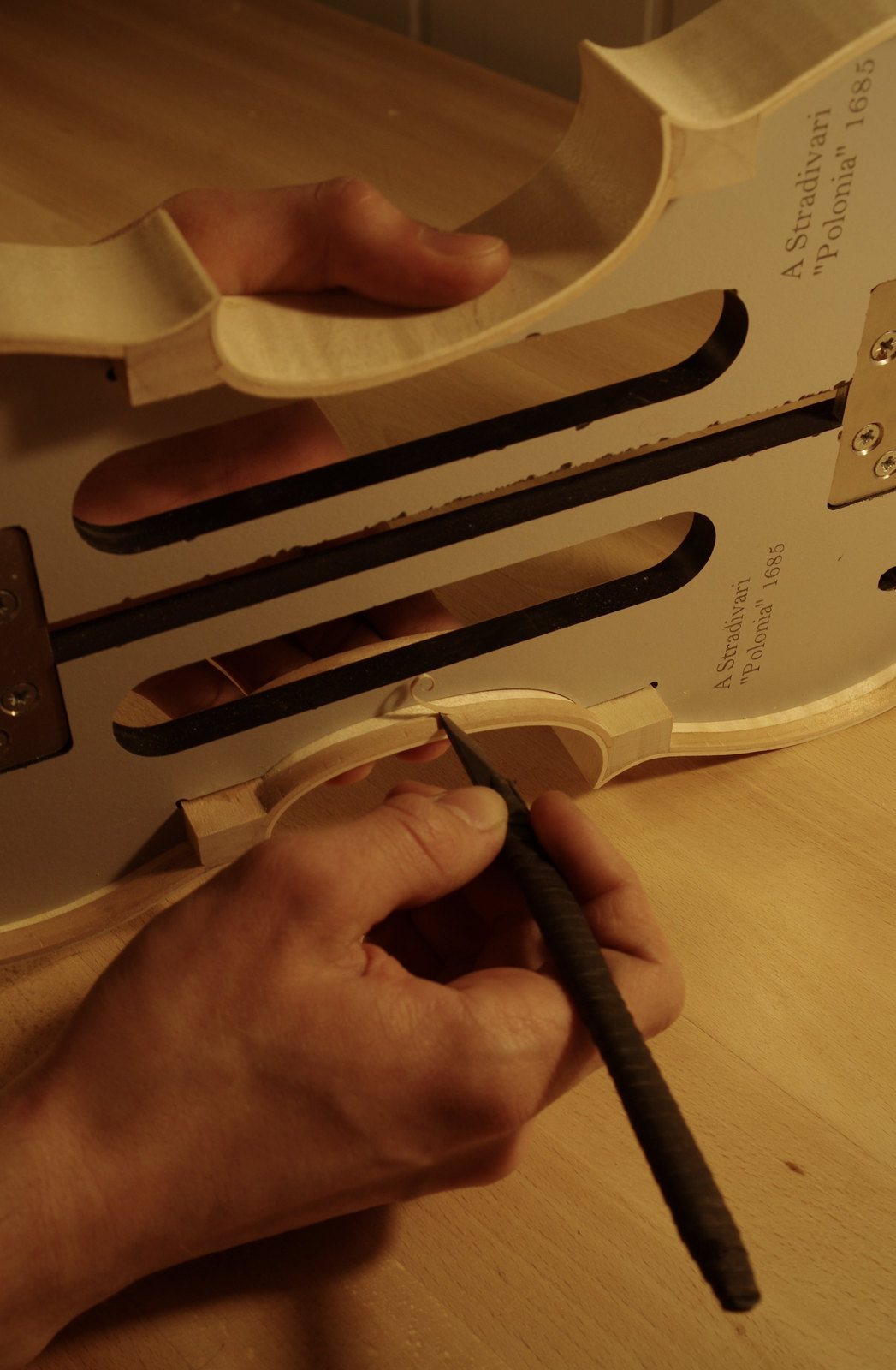 Praca przy instrumencie w pracowni lutniczej